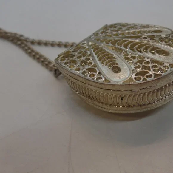 Unbranded Silvertone Purse Opens/Closes Very Ornate Design Adj to 18" Necklace - Picture 7 of 11